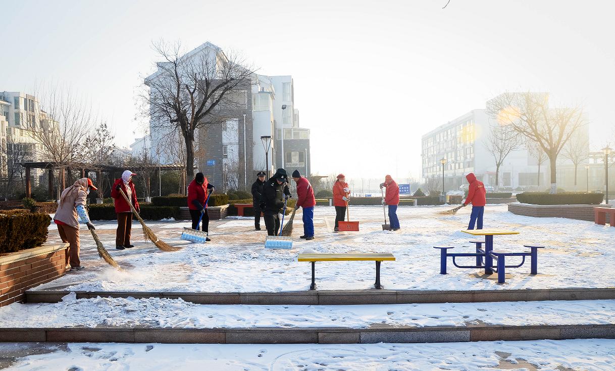 海信天鵝湖全體員工齊心協力清掃路面積雪.jpg
